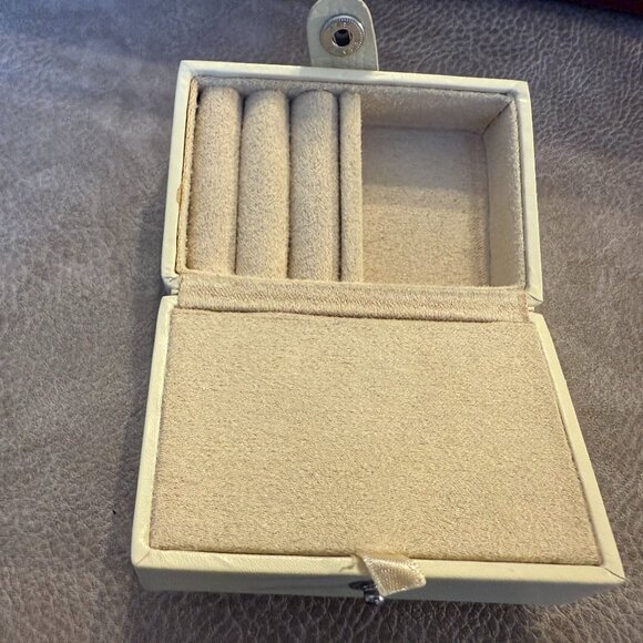 WOLF Leather Travel Boxes (2) Red and Cream lined with Luster Lock (Pre-Owned) - Picture 2 of 13